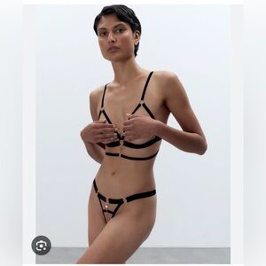 VS Intimates sexy daring open bra+panty set black and gold